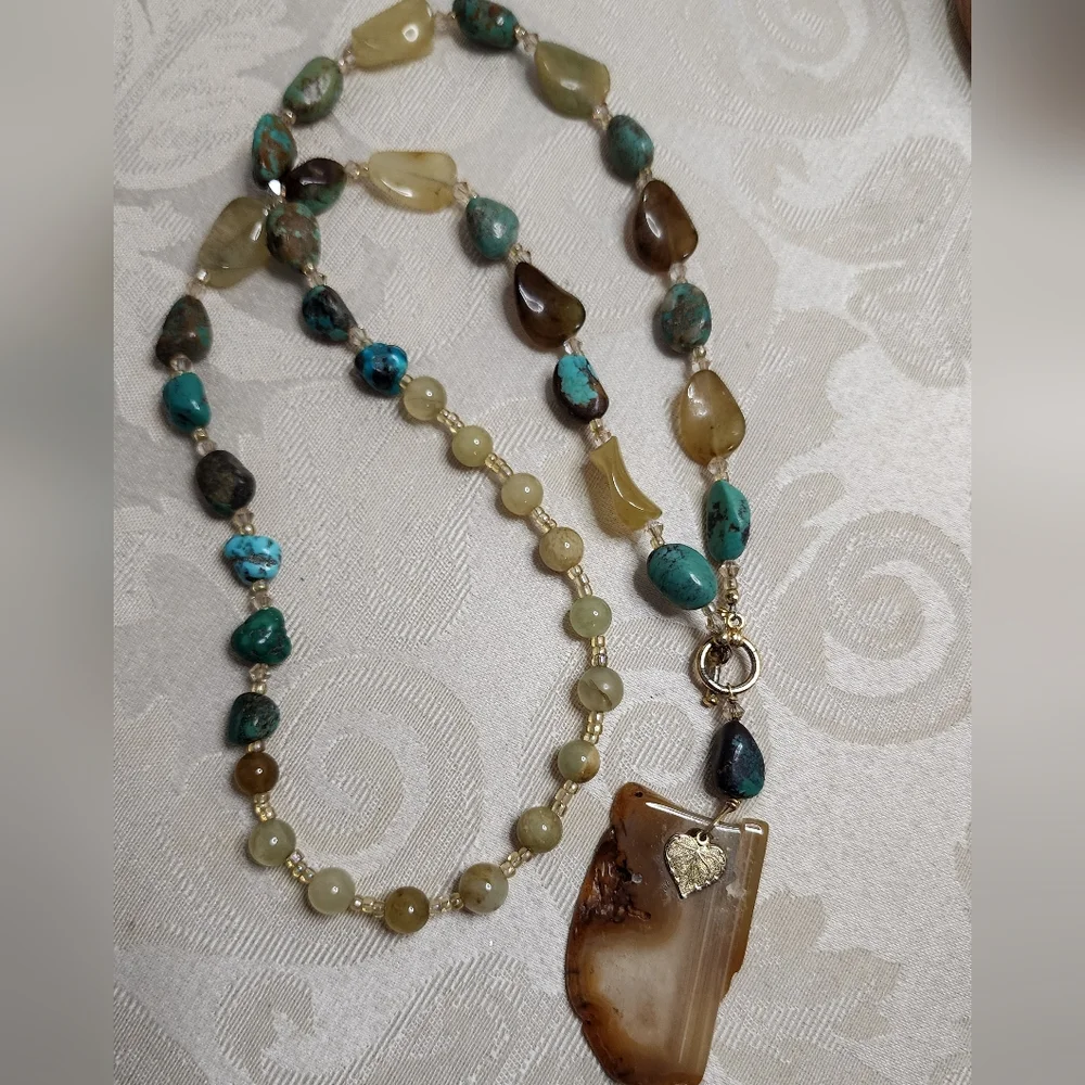 VINTAGE 70'S GEMSTONE BEADED NECKLACE WITH AGATE SLICE PENDANT